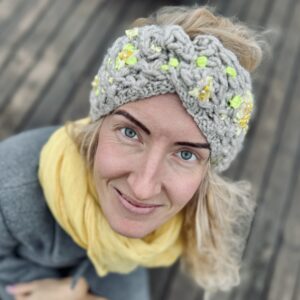 Esileht kriškap helebeež keeruga peapael kollase tikandiga